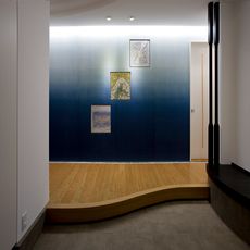 あきづの邸宅：日本伝統工芸「手漉き和紙・藍染め」（アワガミファクトリー製品）を施した大判生地に「大理石モザイク」絵画をあしらい異素材を愉しむ