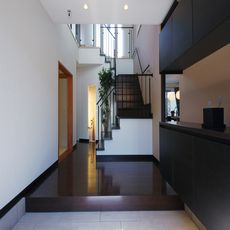 浦和の家：玄関正面にU階段を配し「アイアン縦格子」にて重厚感と解放感の融合で抜け感を演出