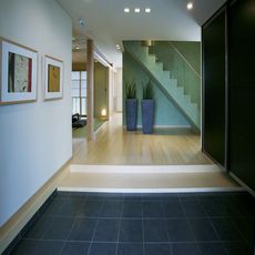 戸田の家：個性的な階段を前面に演出し、階段下を敢えて贅沢にオブジェ空間の広がりを愉しむ
