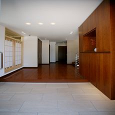 三郷の家：奥行き感を出すために段々壁の配置と天井までの玄関収納で大容量の収納確保