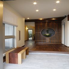 彦根の家：玄関正面のオブジェと置き家具ベンチ