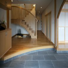 茂原の家：「緩いR型框」と「アール型格子」の階段を配し、木製ストリップ階段下にオブジェを愉しむ