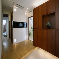 京都五条の家：壁面収納＋中央にニッチを配し、床材カラーとのメリハリを下部のライティングで演出