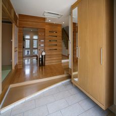 千葉成田の家：土間壁面収納で土間より足元を浮かせお掃除配慮と暗くなるとライティングで優しく足元を照らす