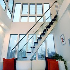 千葉房総の家：とんぼの階段直タイプ・ストリップシリーズと吹き抜けFIXガラスとの透明感のある空間演出