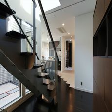 所沢の家：とんぼの階段直タイプ・ストリップシリーズ・手摺壁は透明強化ガラスと「飛散防止フィルム貼」・（３M製品）