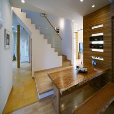 成田の家：とんぼの階段箱型タイプ・下左曲がりシリーズ・手摺壁は透明強化ガラスと「飛散防止フィルム貼」・（３M製品）・nikeデザイン（如月企画製作施工）