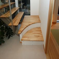 稲毛の家：とんぼの階段一部箱型タイプ・下曲がり2段逆アールタイプ仕様