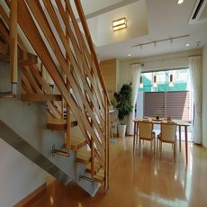 上尾の家：とんぼの階段手摺壁は木メッシュ編み込み板仕様