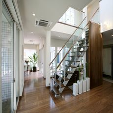 木場の家：とんぼの階段直タイプ・ストリップシリーズ・手摺壁は透明強化ガラスと「飛散防止フィルム貼」・（３M製品）nikeデザイン（如月企画製作施工）