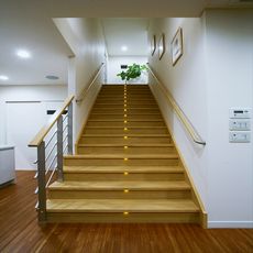 川越の家：木製箱型階段直タイプ