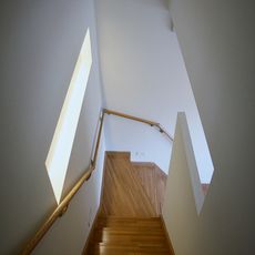 岐阜の家：木製箱型階段2階からの眺め・連続手摺仕様（Panasonic製品）