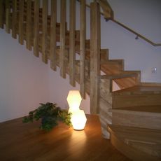 鶴見の家：木製ストリップ階段下左曲がりタイプ・手摺壁は木製アール格子・nikeデザイン・（マナックス製作）