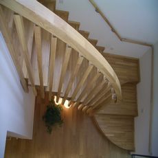 鶴見の家：木製ストリップ階段手摺壁はアール型木製格子