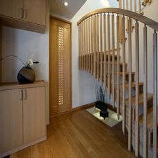 茂原の家：木製U階段手摺壁は木製格子アール型