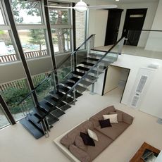 筑波の家：とんぼの階段『原型』と2階ホール手摺壁（床からガラス）で抜け感の演出・「飛散防止フイルム」・（３M製品）