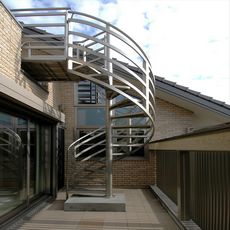筑波の家：アルミ螺旋外部階段『原型』・nikeデザイン（如月企画製作施工）