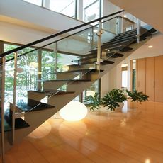 浦安の家：とんぼの階段直タイプ・ストリップシリーズ・手摺壁は透明強化ガラスと「飛散防止フィルム貼」（３M製品）nikeデザイン（如月企画製作施工）