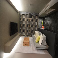 大人空間・昭和町の家：『モダンモダン』：床・「ハンドフック絨毯（床暖房仕様）」（ニッシン製品）：Tvボード・nikeデザイン・（Yamada工芸製作）