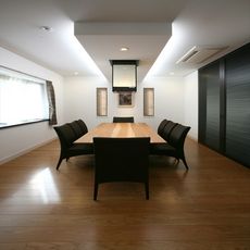 あきづの邸宅：床：「ブラックチェリー（床暖房仕様）」：天井建築化LED照明・（ルーチ製品）：換気扇付照明（富士工業製品・イーノイーノ）