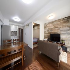 寛ぎ・大人空間：床：「ウオールナット（L45）」：壁・「イタリアンタイル貼」・（リビエラ製品）：家具・施主様お手持ち品