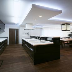 気季座間のあるすまい：キッチン上建築化照明（LED）：収納・カウンター＋天袋