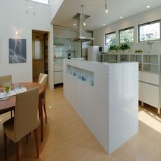 浦和の家２階：床：「バーチ」：スタイル・『オープン対面タイプ』：廻り壁・モザイクタイル貼（リビエラ製品）