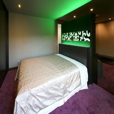 あきづの邸宅：床：「ハンドフック絨毯」・（スミノエ製作）：ヘッドボードデザインnike・（乃村工藝社製作）『革・タイル・染色・LED』：ベッドスプレット：特注