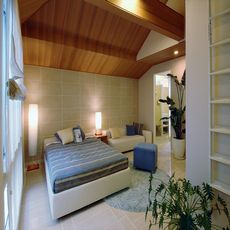 平沼の家：床：「タイル貼（床暖房仕様）」・（リクシル製品）：天井勾配：ヘッド壁面：『珪藻土貼』