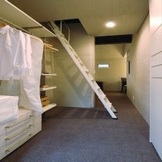 所沢の家：床「絨毯」：収納基調・ホワイト：ロフトへの梯子「アイアン製」
