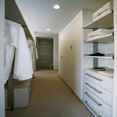 成田の家：床：「絨毯」：収納基調・ホワイト