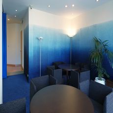 千葉浦安のサロン：床：絨毯：壁面：藍染め和紙グラデーション貼（阿波紙ファクトリー製作）：nikeデザイン：家具・（アイデック製品）