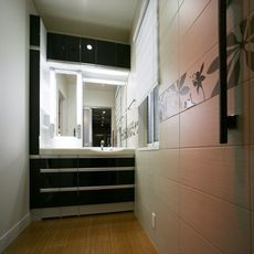 あきづの邸宅：床：「バンプーフロアー」：壁・「タイル貼」・（TOTO製品）：洗面化粧台・（Panasonic製品）
