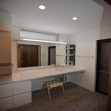 近江八幡の家：床・「タイル貼」：カウンター将来設計タイプ＋壁面収納：高窓