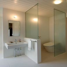 浦和の家：サービスルーム：床・壁・「タイル貼」・（リビエラ製品）・nikeデザイン