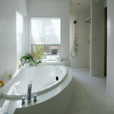所沢の家：ジャクジーバス＆シャワールーム：床・壁タイル貼り・（リビエラ製品）：浴槽・ジャクジー（ジャクソン製品）・nikeデザイン