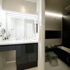 ラ・メゾンの佇まい：洗面化粧台・UB・（LIXIL製品）・拡大鏡（カワジュン製品）