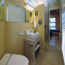 平沼の家：サービスルーム（トイレ・シャワー・洗面：同空間）：床・「タイル貼」・壁「一部・タイル」