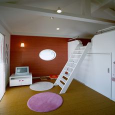三郷の家：「中二階ベッド」・ロフト利用：下部を収納・nikeデザイン・（現地工務店製作）