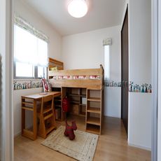 彦根の家：女子の部屋：収納付ベッド（既製品利用）・意匠nikeデザイン
