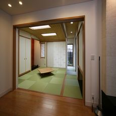 あきづの邸宅：「R型天井」nikeデザイン・「琵琶湖葦貼」・（竹六製品）：「和紙半畳」・（大建工業製品）：とこ壁・「和紙」・（からかみ屋製品）・（菊川建匠製作）