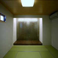 慈しむLegameな佇まい：とこ間の床：300×600イタリアタイル（リビエラ製品）：壁タイル：金色タイル・（ダイナワン製品）・nikeデザイン