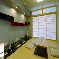 伊勢の家：樹脂漆塗の段差床板と樹脂赤漆・樹脂黒漆の飾り違い棚と堀座卓・nikeデザイン