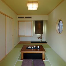 笠原の家：吊押し入れ：段違い床板：床正面和紙貼ふかし壁・照明内蔵・nikeデザイン