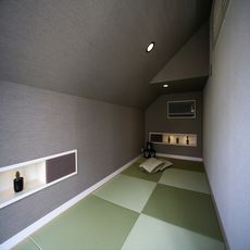 五条の家：隠れ家的座の間：畳コーナー：ロフト天井勾配・nikeデザイン