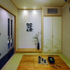 所沢の家：とこ壁面：手漉和紙（阿波紙ファクトリー製品）・nikeデザイン