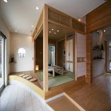 成田の家：Ｒ型三和土土間の床框と和室と小上がりの座間空間：座間建具障子貼・上部横格子欄間・nikeデザイン