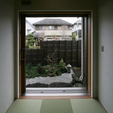 あきづの邸宅：畳廊下より和庭を眺める：背丈を考慮して座の場合にお向かえの建物が見えない工夫・nikeデザイン・（エクステリア業者・KINARI施工）