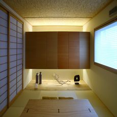 豊田の家：2間幅吊押し入れ：とこ床（マルホン製品）：とこ上下建築化照明ＬＥＤ・nikeデザイン