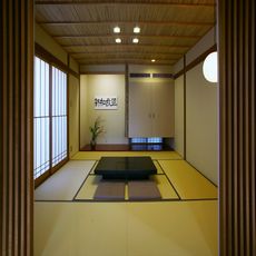 和歌山の家：吊押入：浮床柱・錆丸太（吉野森久銘木店仕入）：床板・布目本漆塗仕上げ（木曽アルティック製品）：天井・葦貼（竹六製品）・nikeデザイン